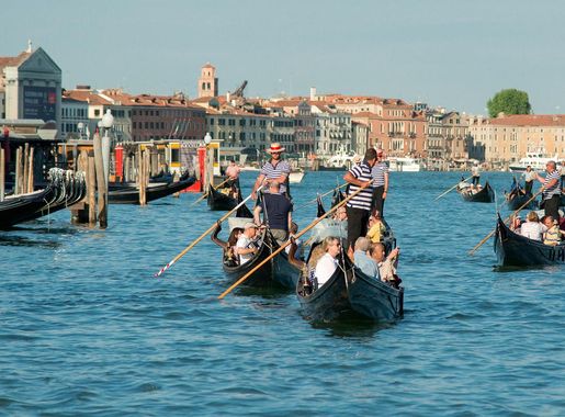 File:Gondola convoy, Grand Canal, Venice.jpg - Wikipedia
