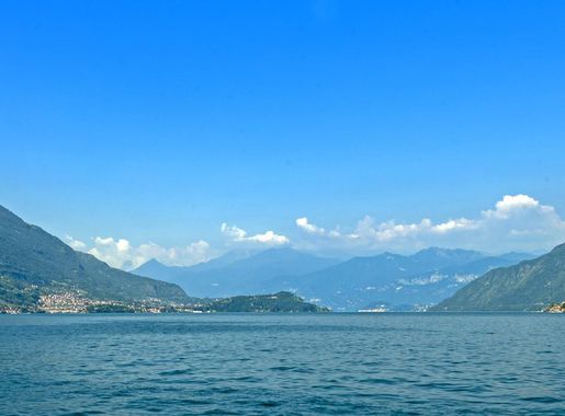 File:Lake Como panorama from bend at Argegno .jpg - Wikimedia Commons