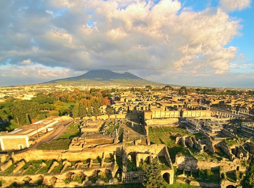 File:Ruins of Pompeii with the Vesuvius.jpg - Wikipedia