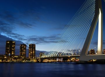 Bestand:Erasmus bridge and Rotterdam ...