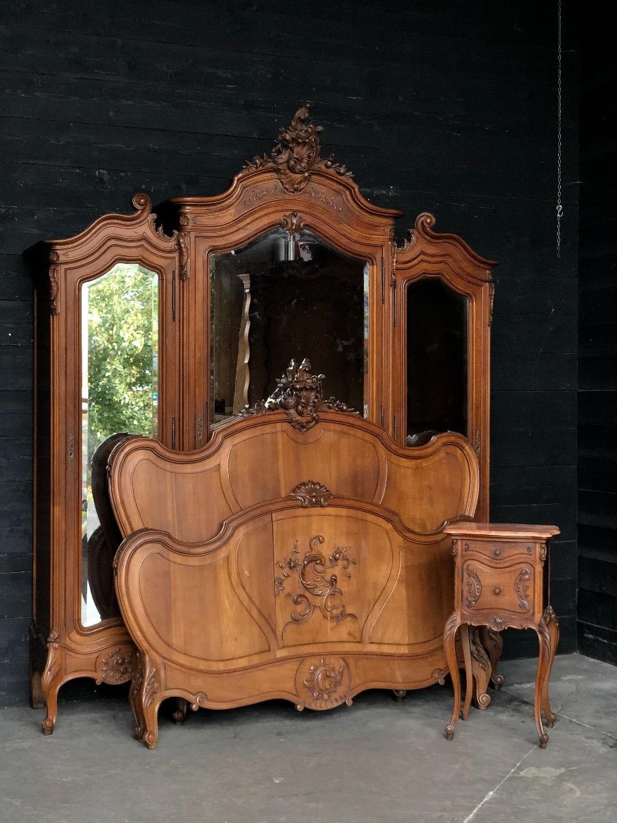 Antique walnut French Louis XV bedroom suite 