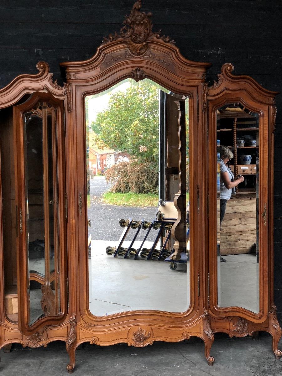 Antique walnut French Louis XV bedroom suite 