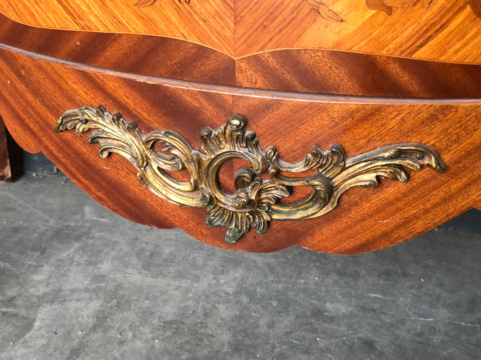 Chest of drawers with marqueterie and marble top