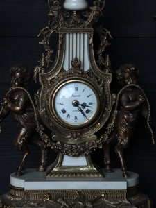 Clock with putti's