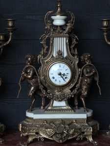 Clock with putti's