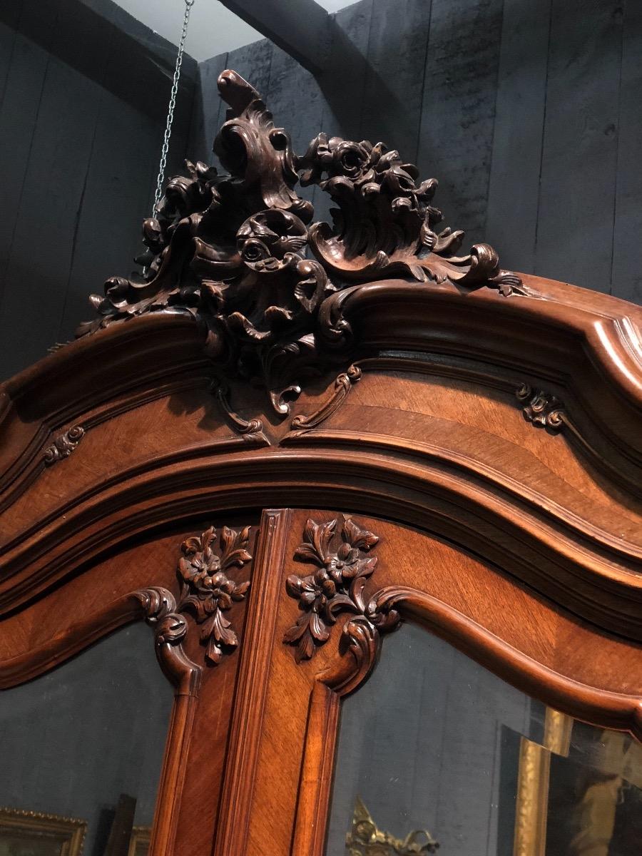 Fine curved walnut French Louis XV armoire 