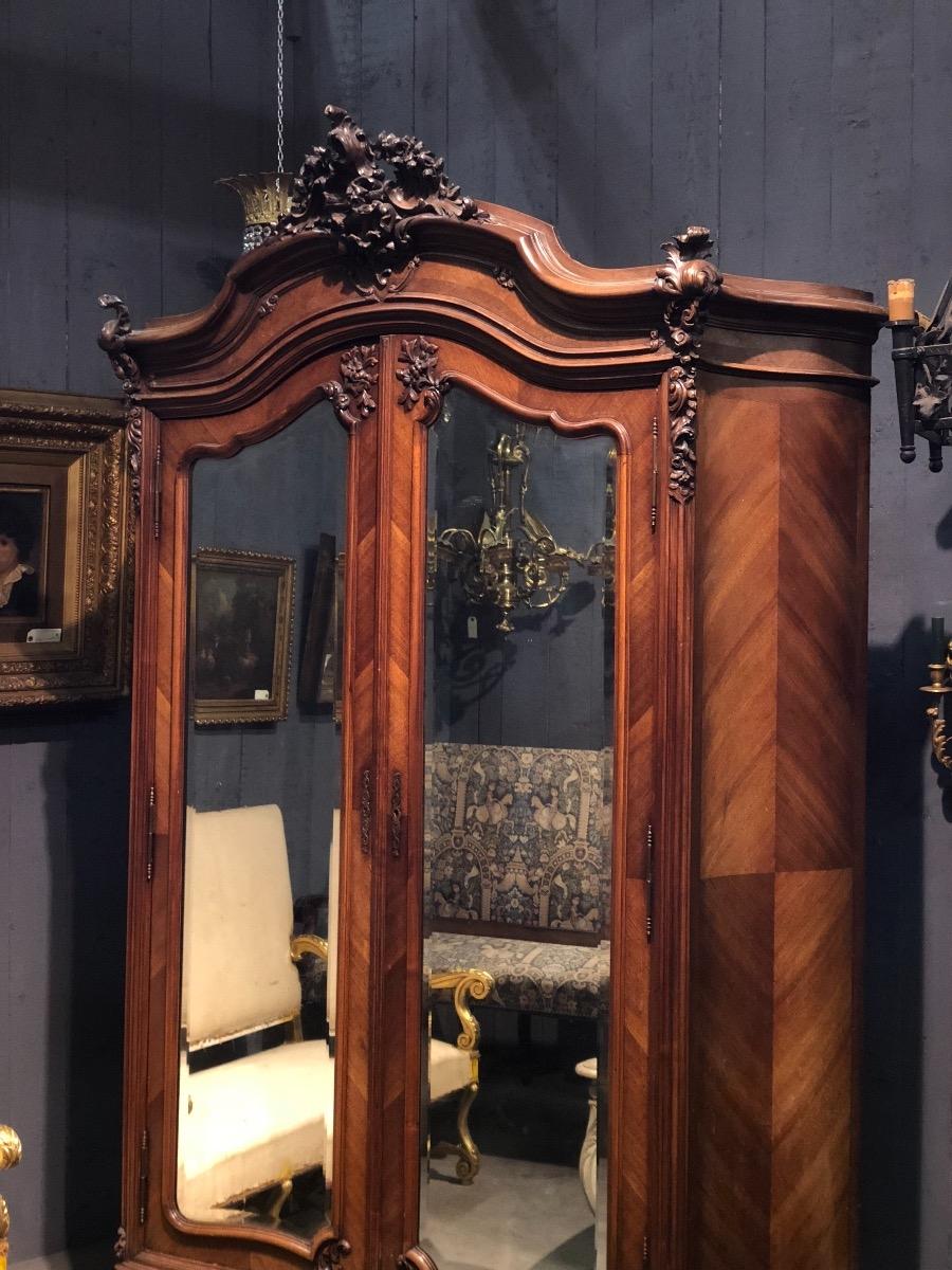 Fine curved walnut French Louis XV armoire 