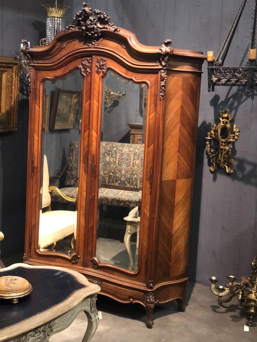 Fine curved walnut French Louis XV armoire 