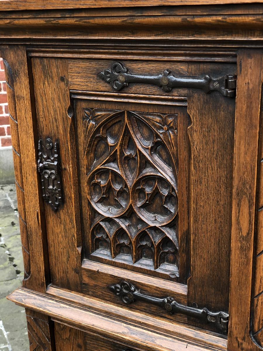 Gothic cabinet 