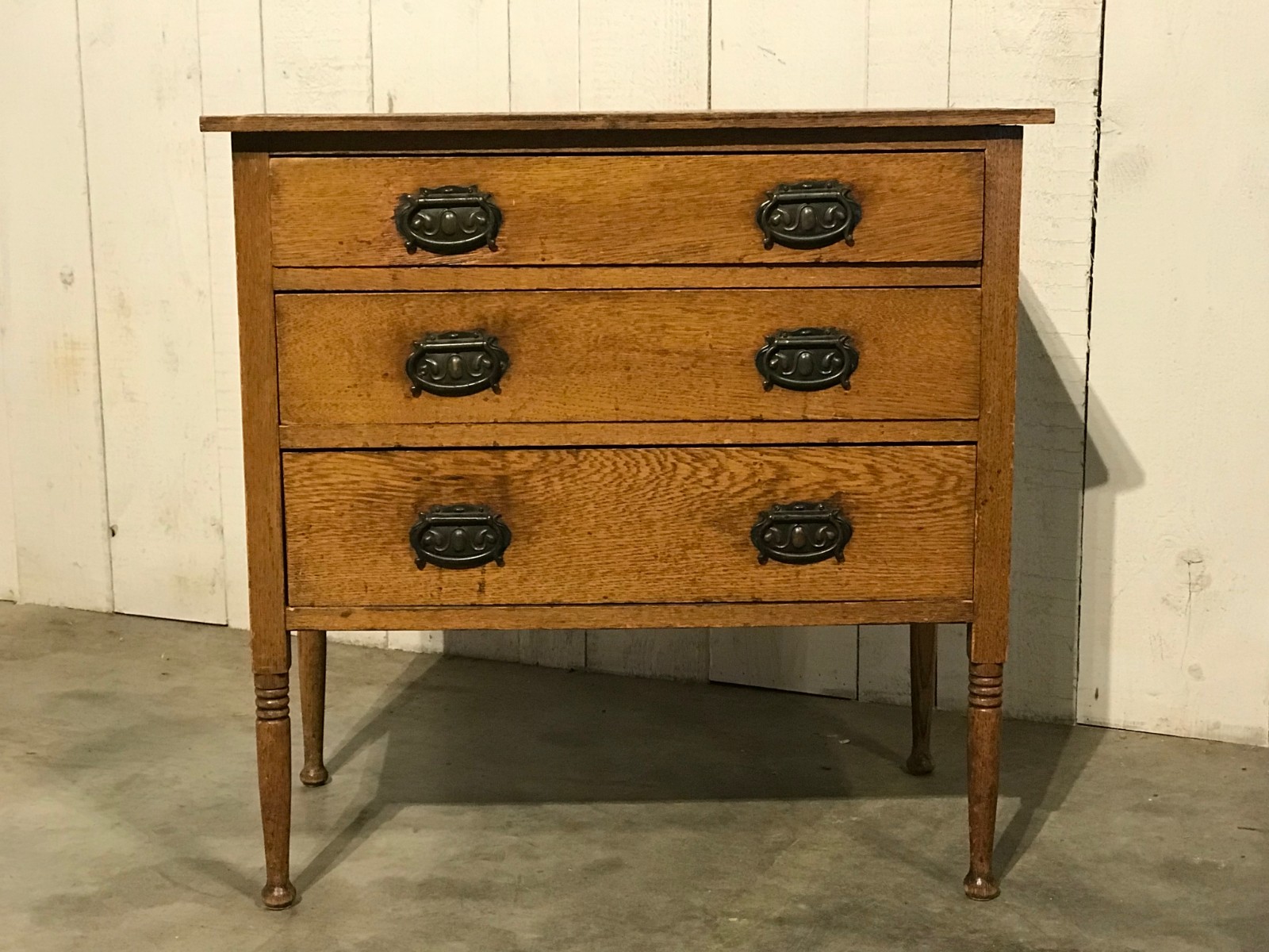 Small english chest of drawers with leather top