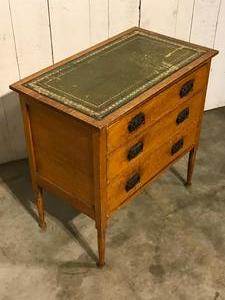 Small english chest of drawers with leather top