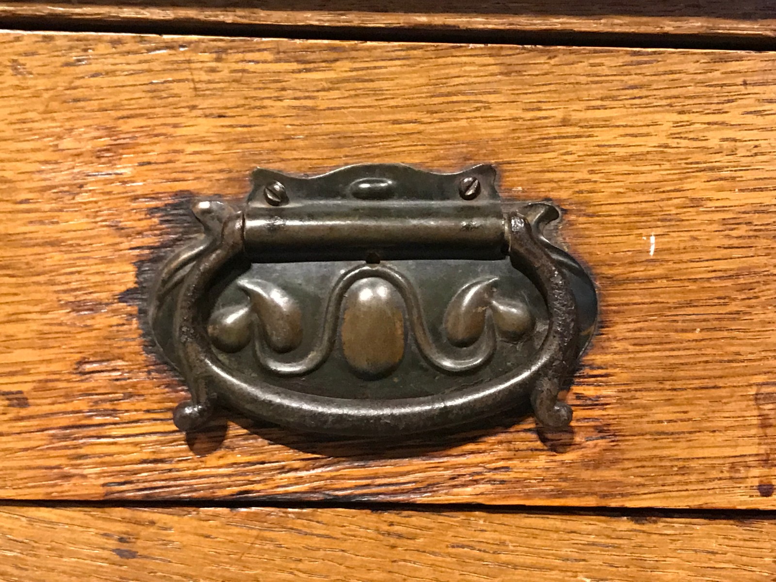 Small english chest of drawers with leather top